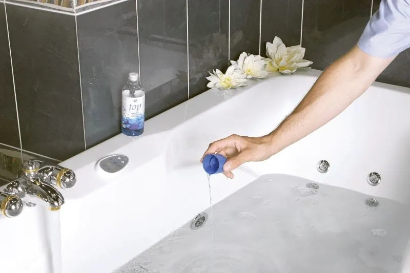 Zdjęcie Jak czyścić wannę z hydromasażem, aby uniknąć kosztownych uszkodzeń?