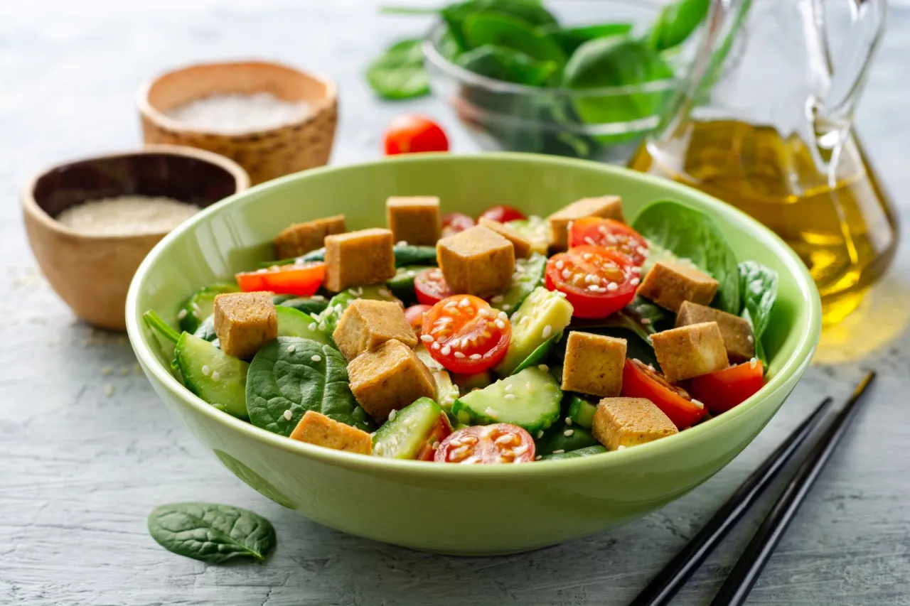 Zdjęcie Jak przygotować tofu do sałatki - proste i smaczne przepisy na każdą okazję
