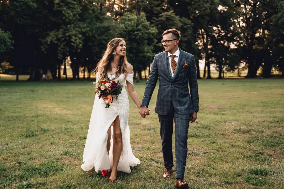 Zdjęcie Jakie buty do sukni ślubnej boho wybierać, aby zachwycać stylem?