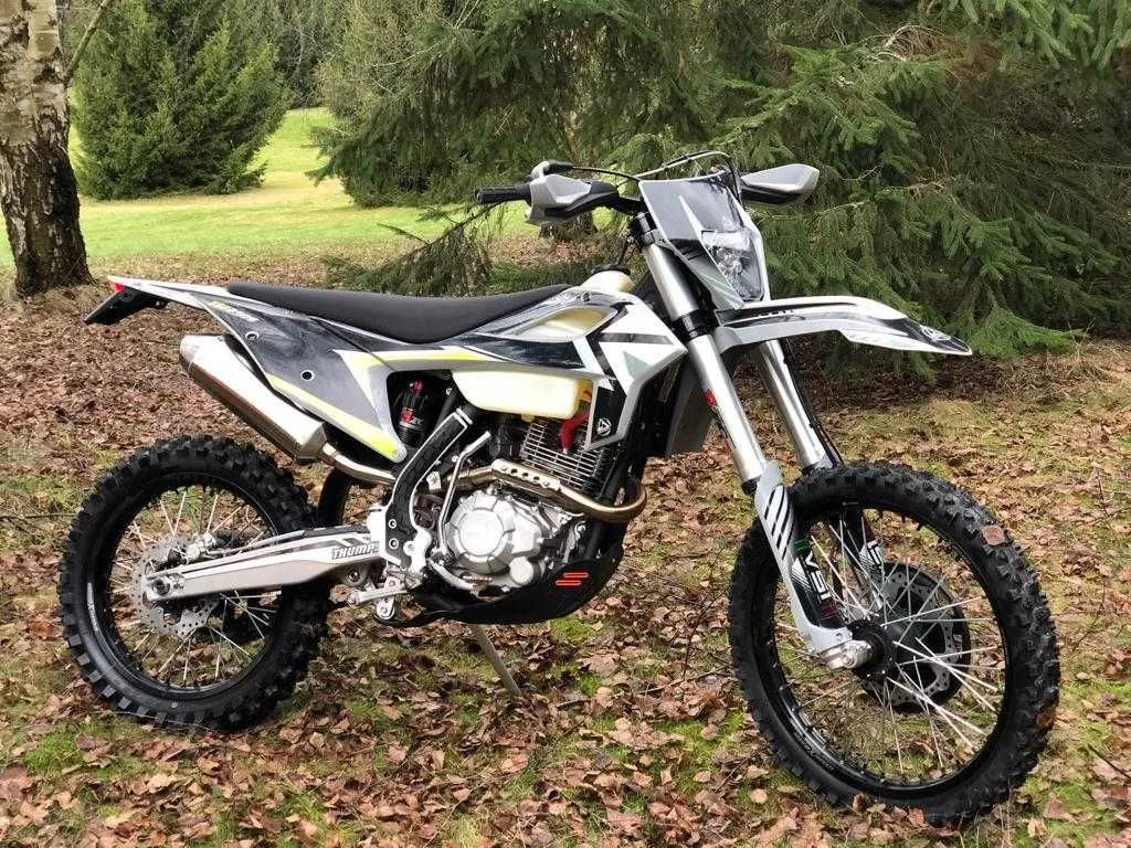 Zdjęcie Jakie enduro 250 4t wybrać? Przegląd najlepszych modeli i opinii