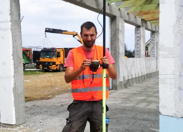 Zdjęcie Co robi geodeta w terenie? Kluczowe zadania i wyzwania w pracy