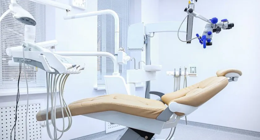 Zdjęcie Jaki dentysta przyjmuje w sobotę? Znajdź pomoc w nagłych wypadkach