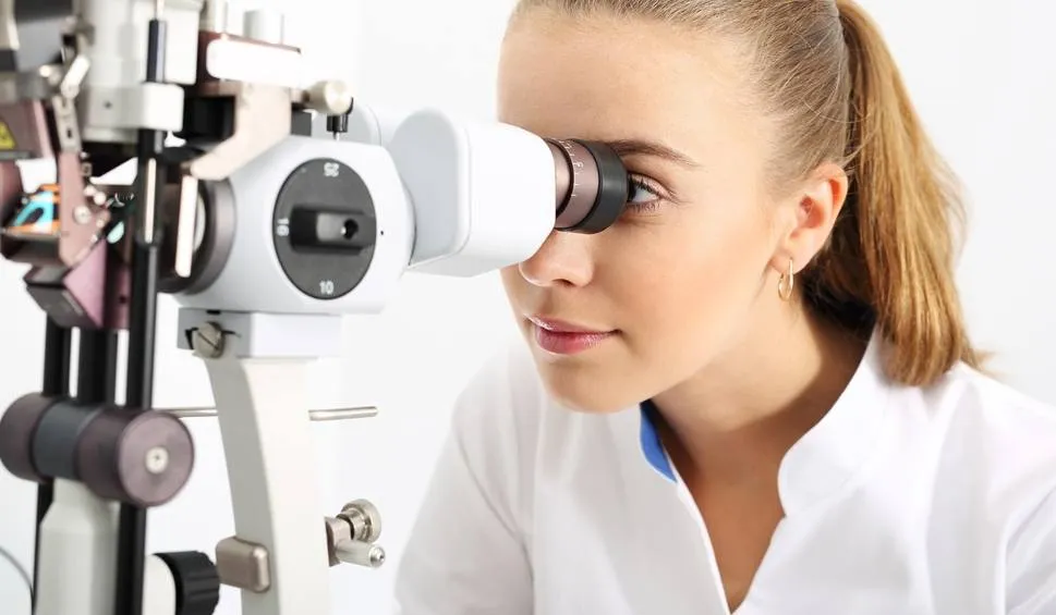 Zdjęcie Kto lepszy: optometrysta czy okulista? Poznaj kluczowe różnice