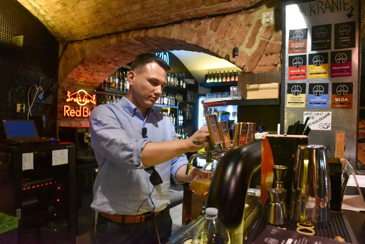 Zdjęcie Jaką firmę ma Sławomir Mentzen? Odkryj jego pub i kancelarię