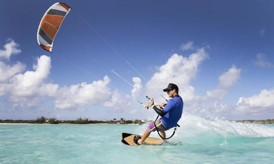 Zdjęcie Kitesurfing co to? Poznaj tajniki tego ekscytującego sportu wodnego