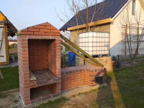 Zdjęcie Ile cegieł na wędzarnię? Odkryj, jak zbudować idealną wędzarnię