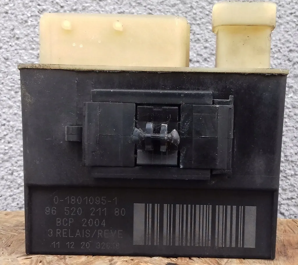 Zdjęcie Gdzie jest przekaźnik wentylatora chłodnicy peugeot 207? Oto lokalizacje i porady