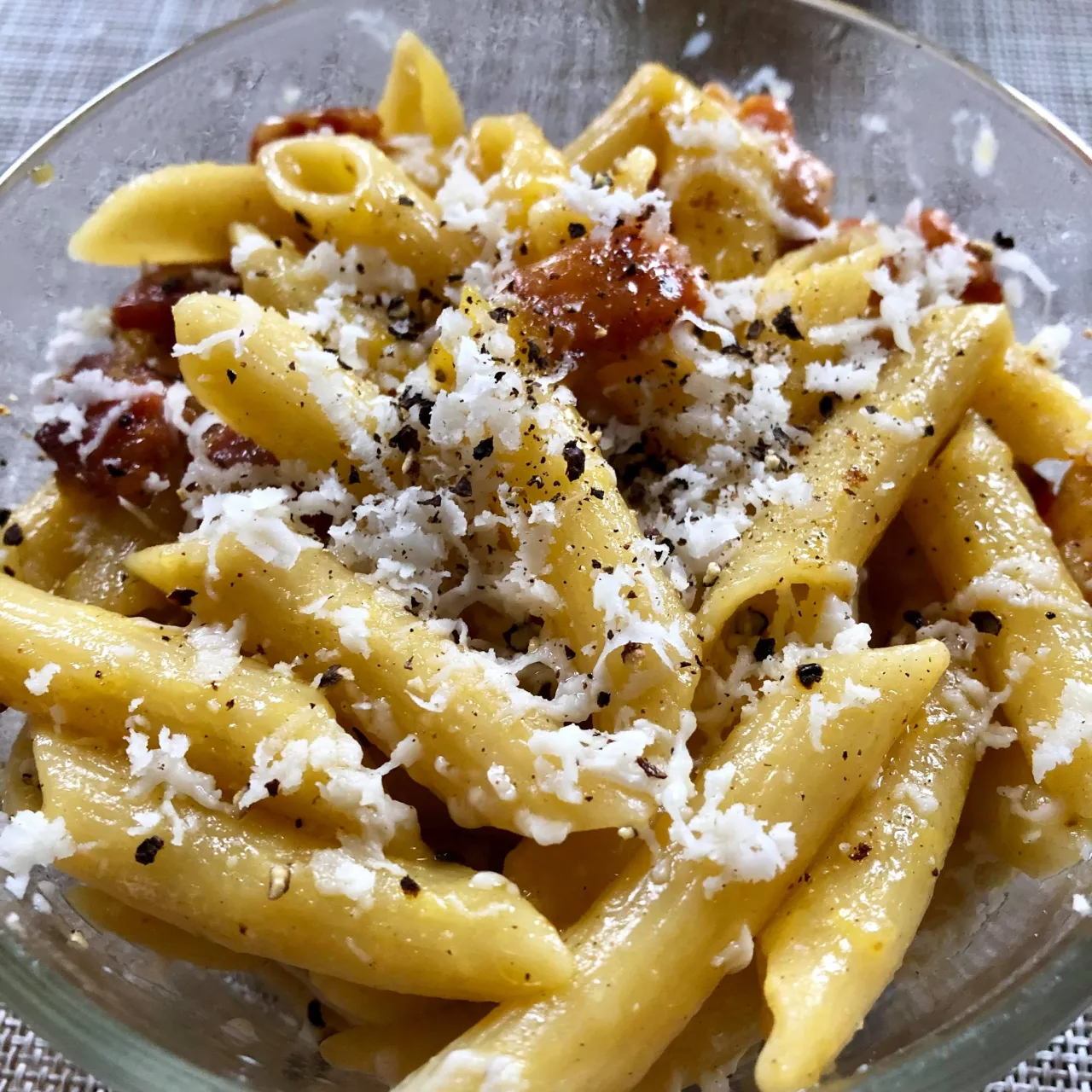 Zdjęcie Prosty przepis na penne alla carbonara – jak zrobić idealne włoskie danie w domu