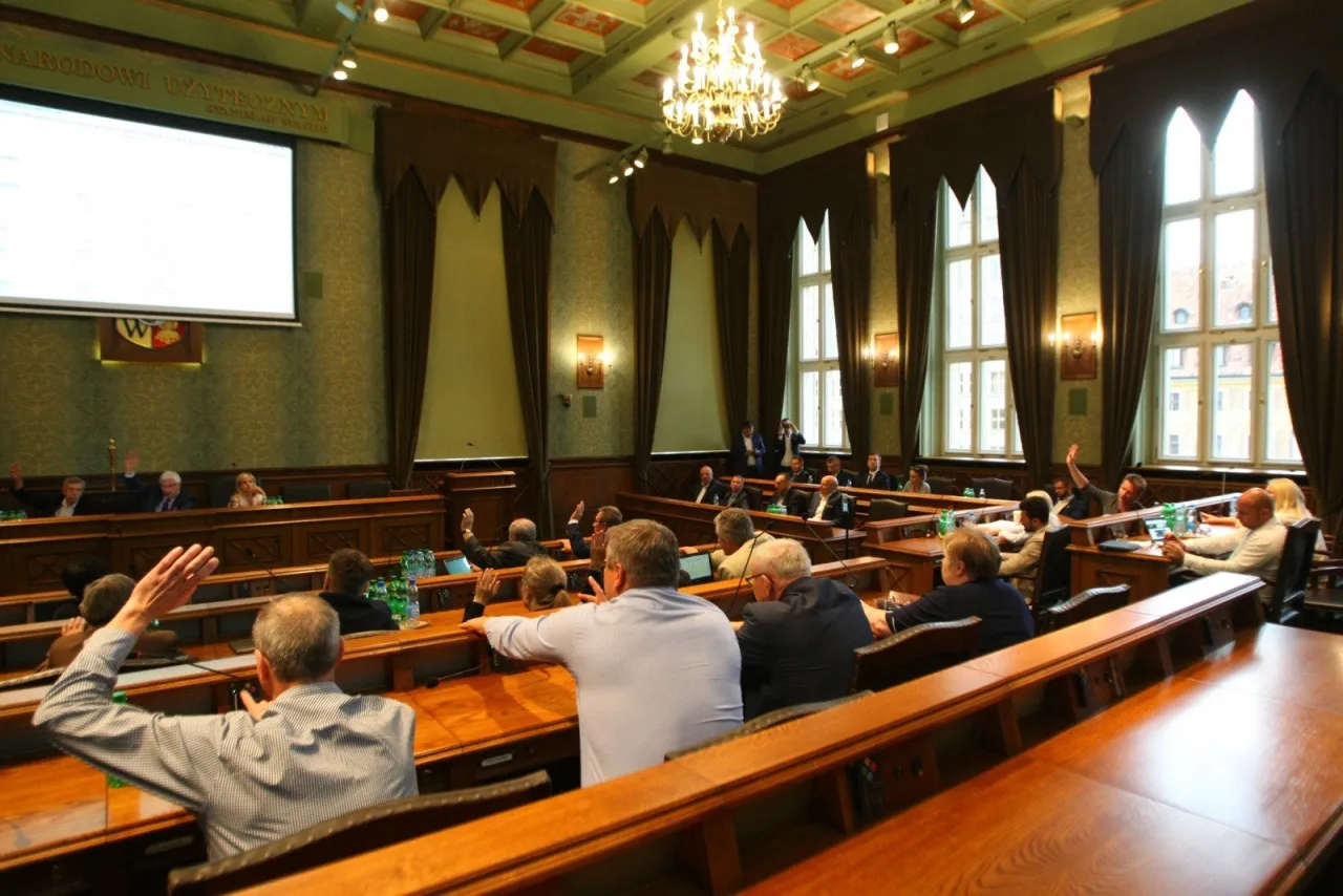 Zdjęcie Ile zarabia radny osiedla we Wrocławiu? Zaskakujące różnice w wynagrodzeniach