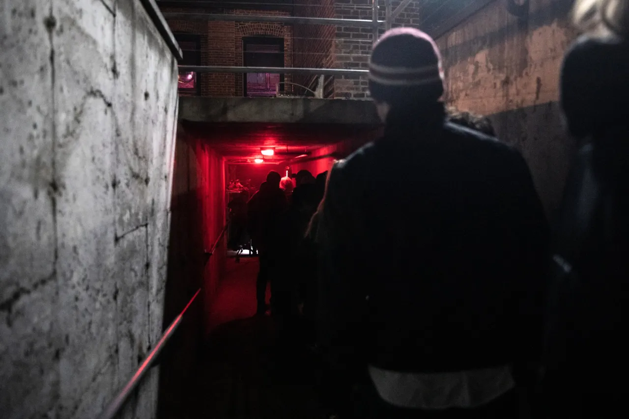 Zdjęcie Basement Club: Podziemne Królestwo Techno w Sercu Queens