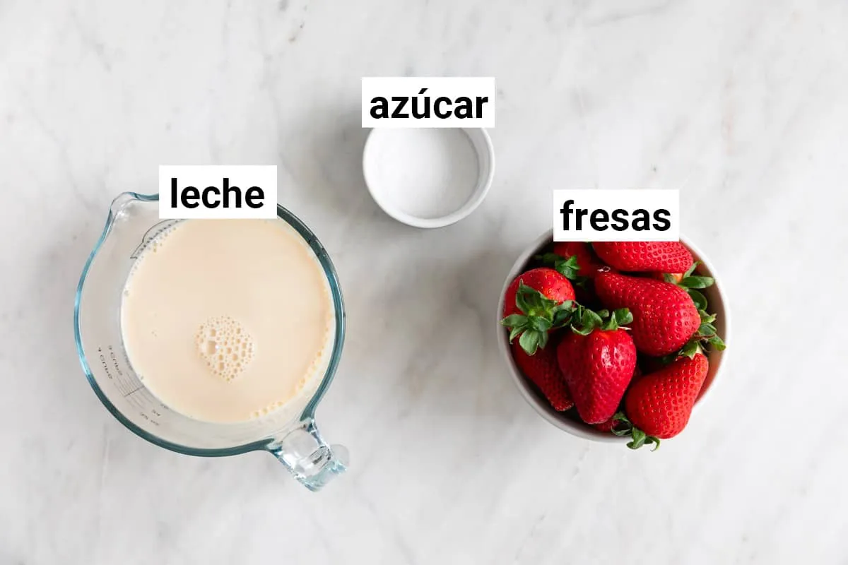 Zdjęcie Ingredientes esenciales para un delicioso batido de fresa casero