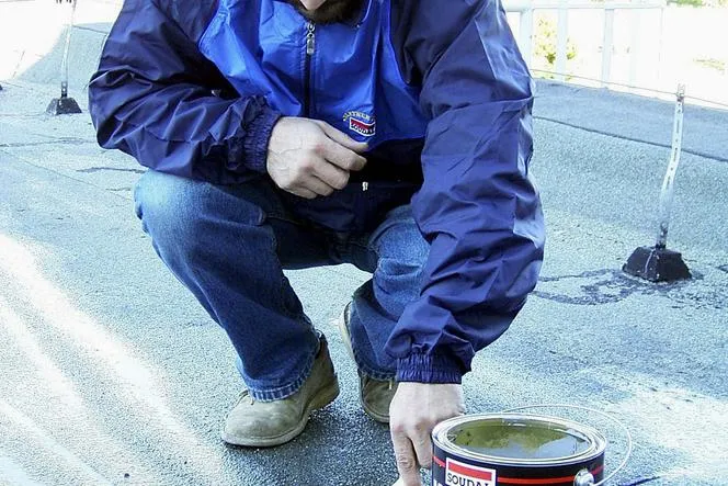 Zdjęcie Uszczelniacz dekarski czy silikon - co wybrać do naprawy dachu?