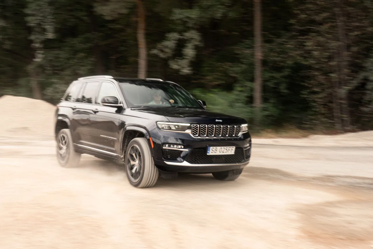 Zdjęcie Ile pali jeep grand cherokee? Zaskakujące dane o spalaniu modeli