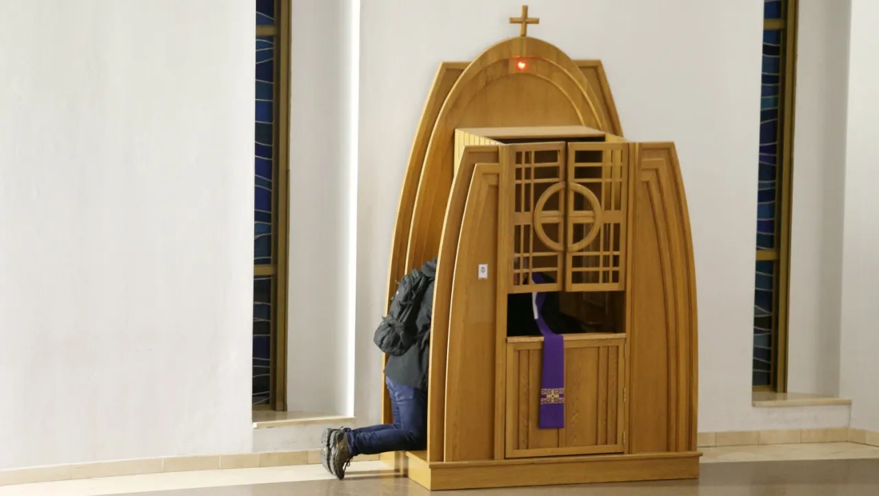 Zdjęcie Czy penitent musi zachować tajemnicę spowiedzi? Obowiązki i konsekwencje prawne