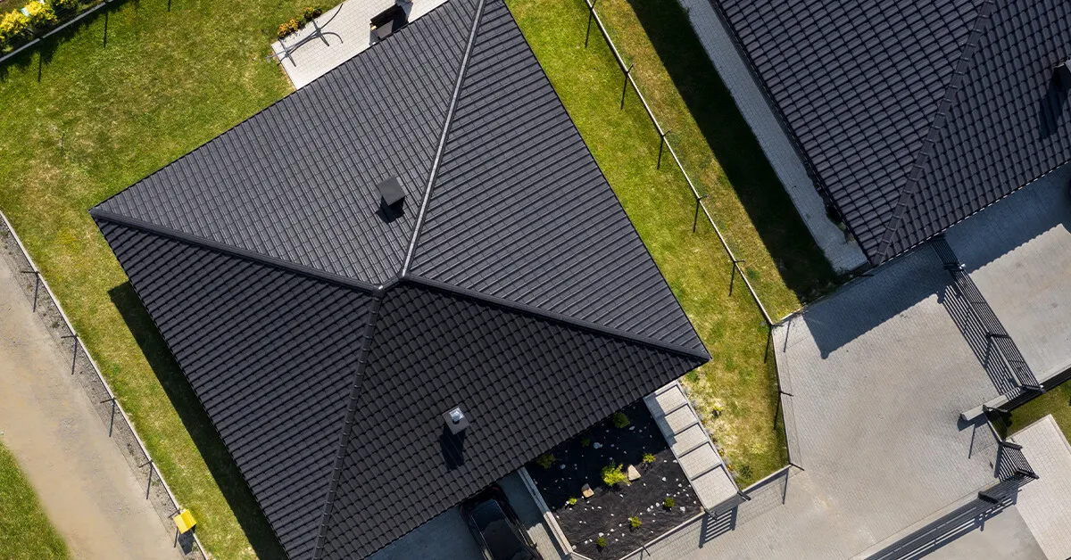 Zdjęcie Jaka dachówka: porównanie ceramicznej i betonowej dla Twojego dachu