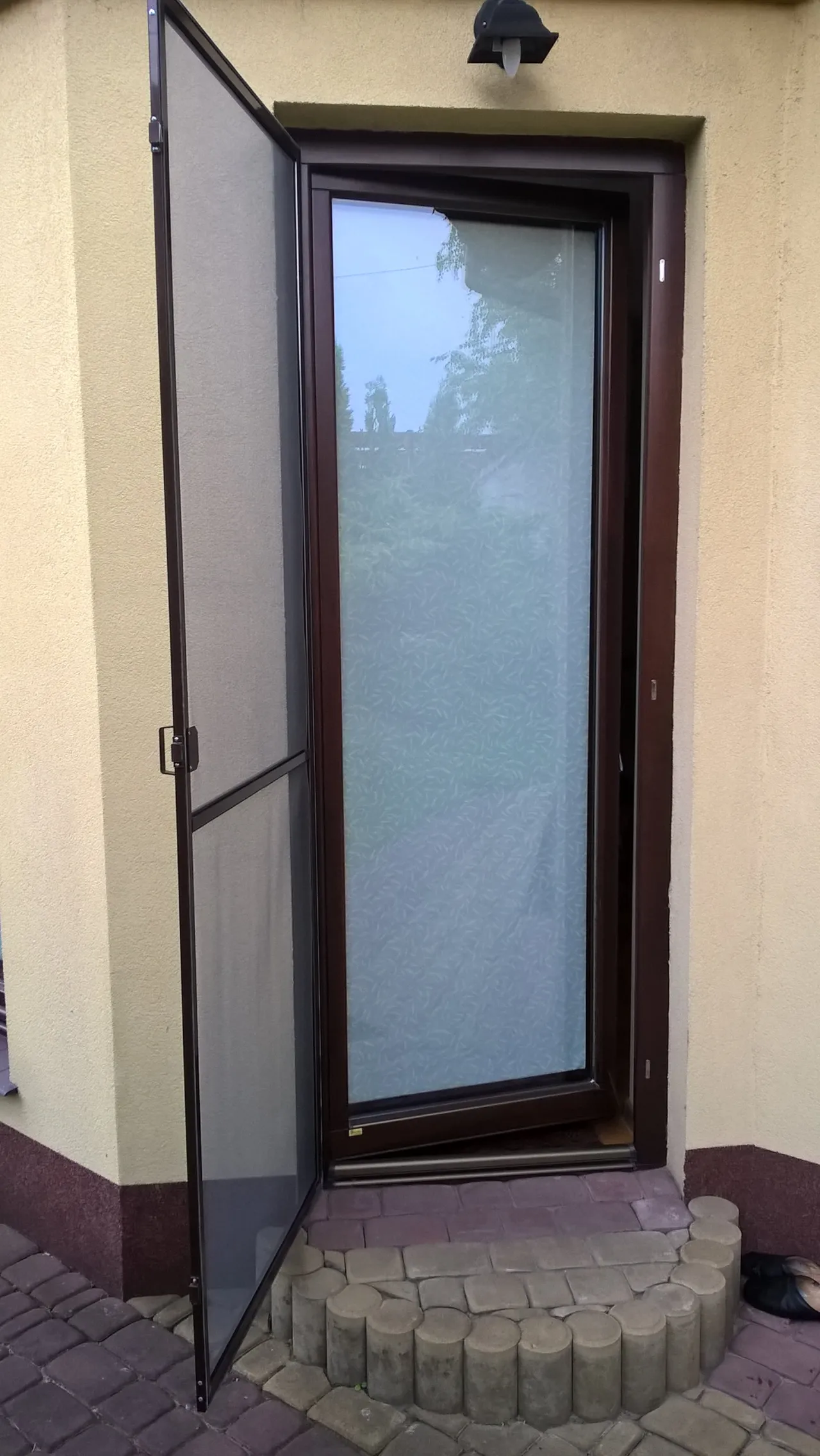 Zdjęcie Jak założyć moskitierę na okno balkonowe - prosty montaż krok po kroku