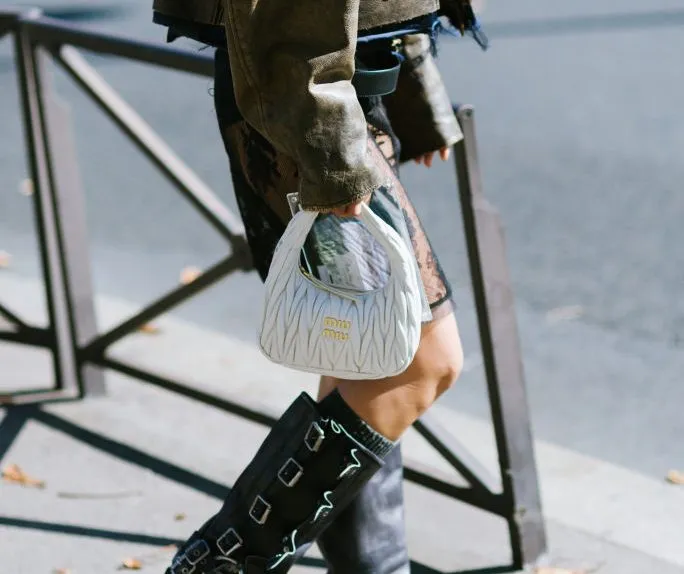 Zdjęcie Stylizacje z botkami motocyklowymi, które odmienią Twój look