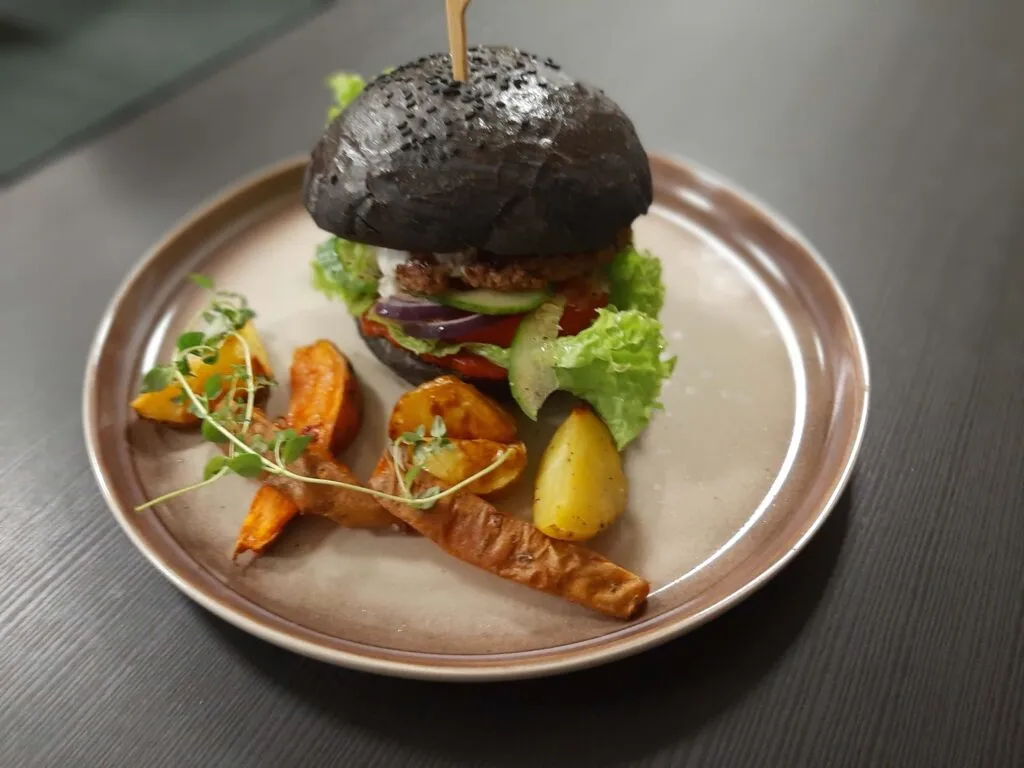 Zdjęcie Co to jest burger? Poznaj składniki, historię i ciekawe warianty