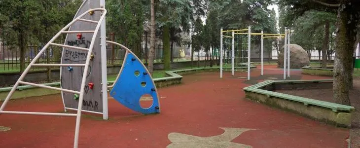 Zdjęcie O ile większa jest powierzchnia placu zabaw dla dzieci szkolnych?