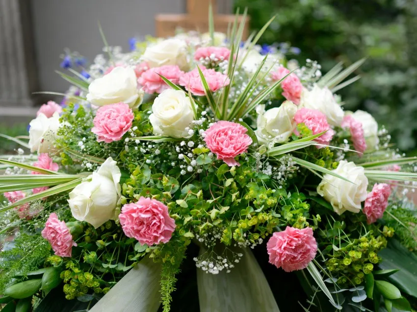 Zdjęcie Kwiaty na pogrzeb starszej osoby: symbolika, kolory i etykieta