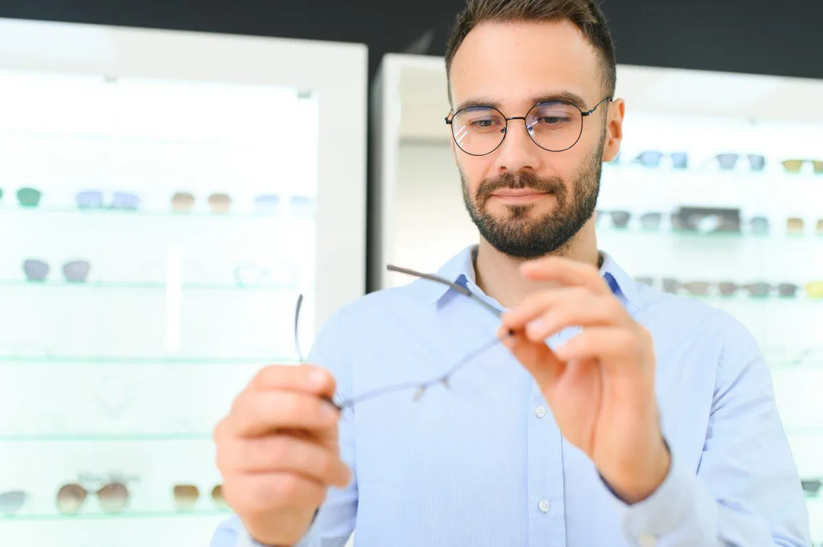 Zdjęcie Astygmatyzm: okulista czy optometrysta? Który specjalista pomoże?