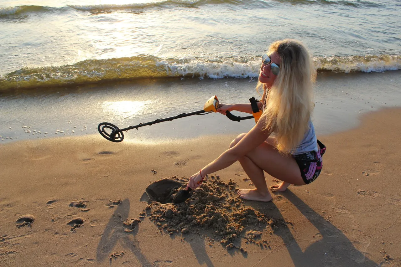 Zdjęcie Czy można chodzić z wykrywaczem metali po plaży? Ważne przepisy i zasady