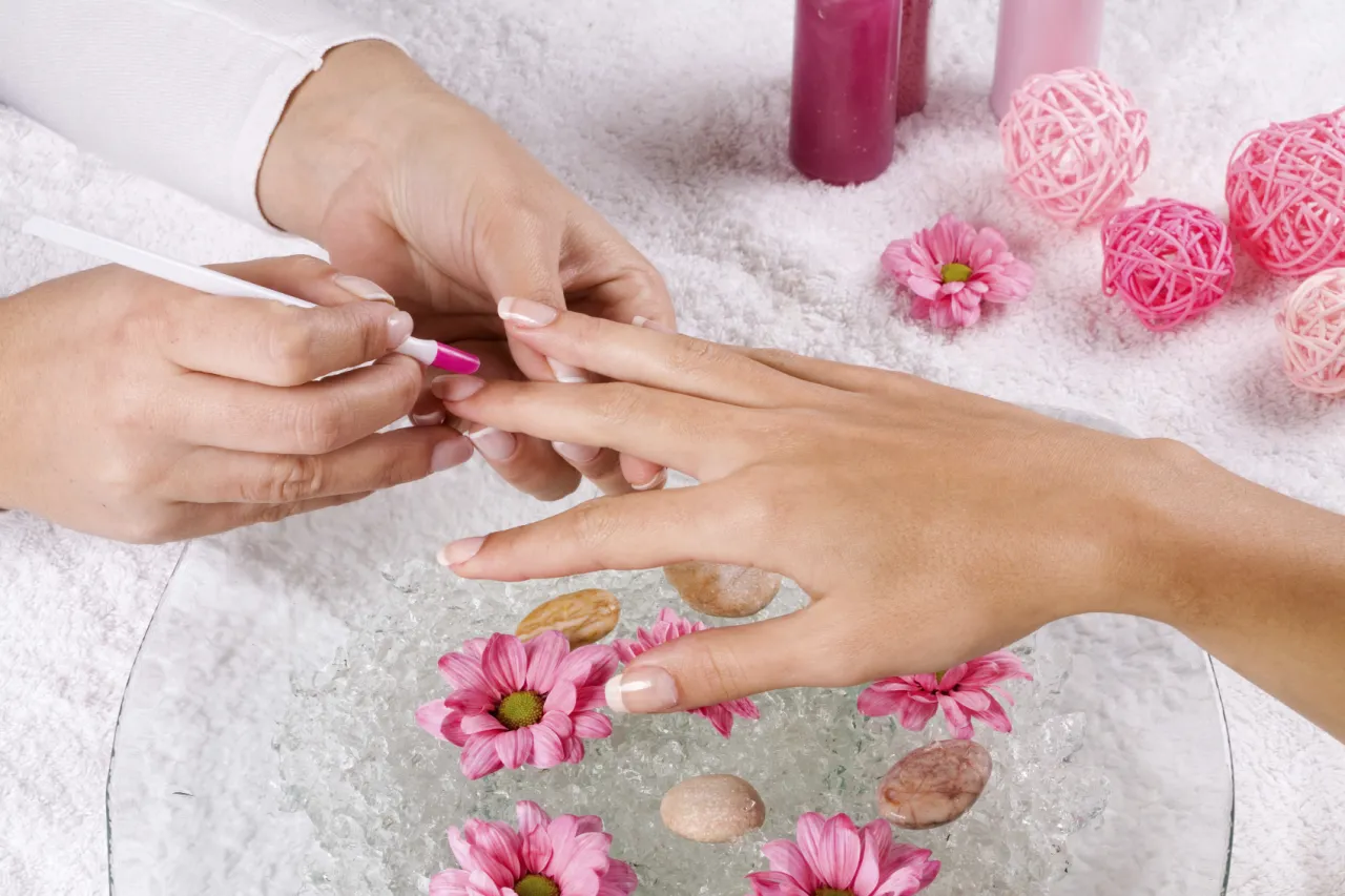 Zdjęcie Relaksujący manicure spa: jak zadbać o swoje dłonie i umysł