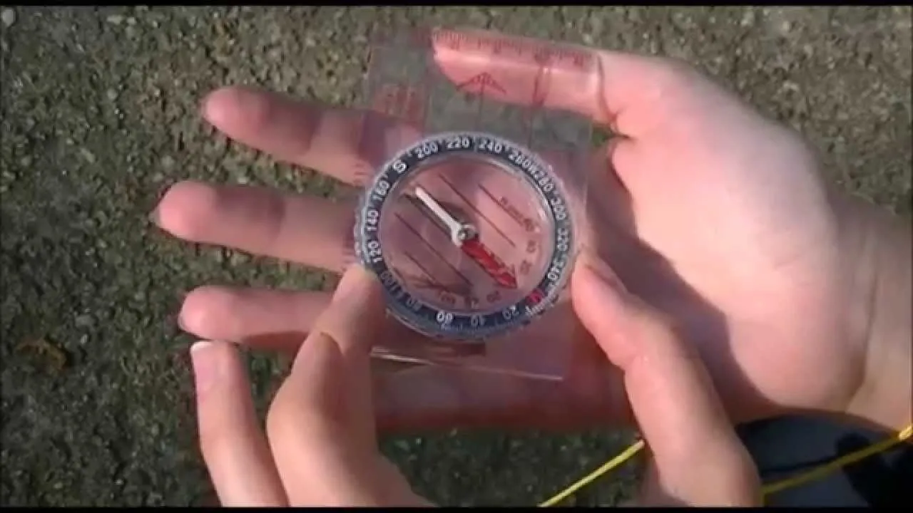 Zdjęcie Jak wyznaczyć azymut busolą? Praktyczny przewodnik krok po kroku