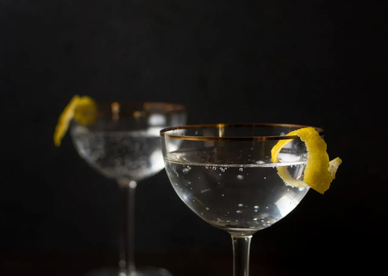 Zdjęcie Drink Bonda: Odkryj tajemnice i przepis na Vesper Martini