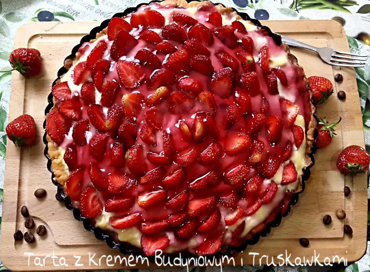 Zdjęcie Tarta budyniowa z truskawkami! Jak stworzyć ten letni deser marzeń?