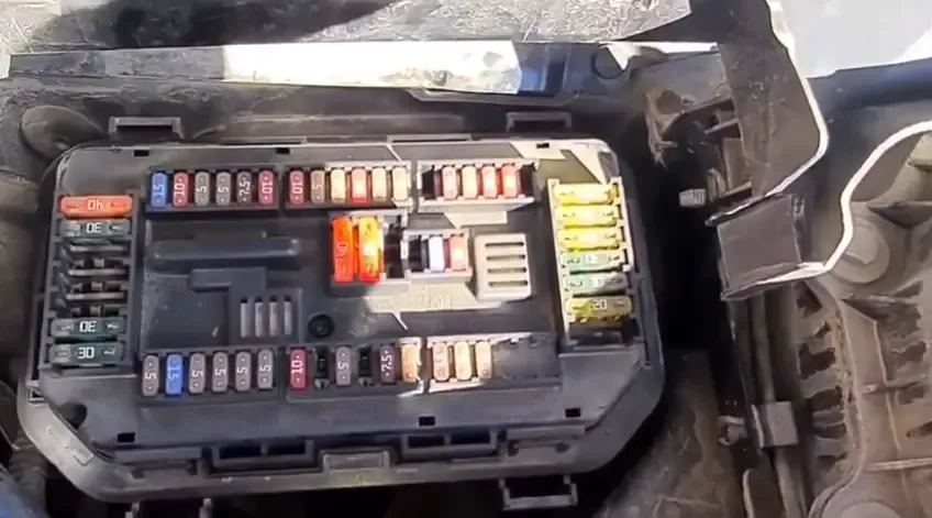 Zdjęcie Gdzie są bezpieczniki bmw e90? Znajdź je szybko i łatwo