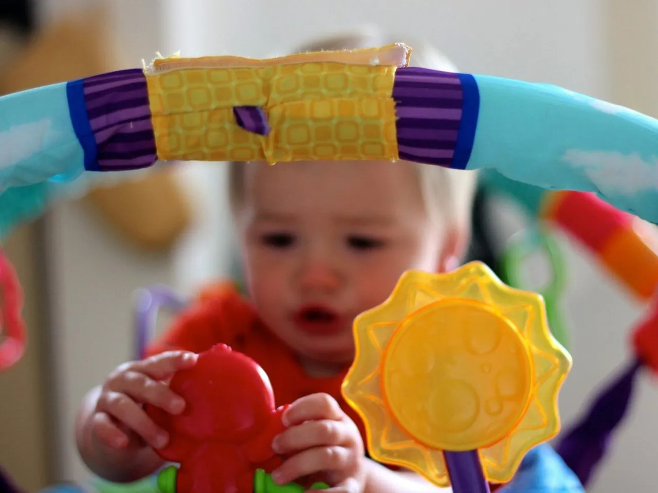 Zdjęcie Jaką matę edukacyjną dla niemowlaka wybrać, aby wspierać rozwój?