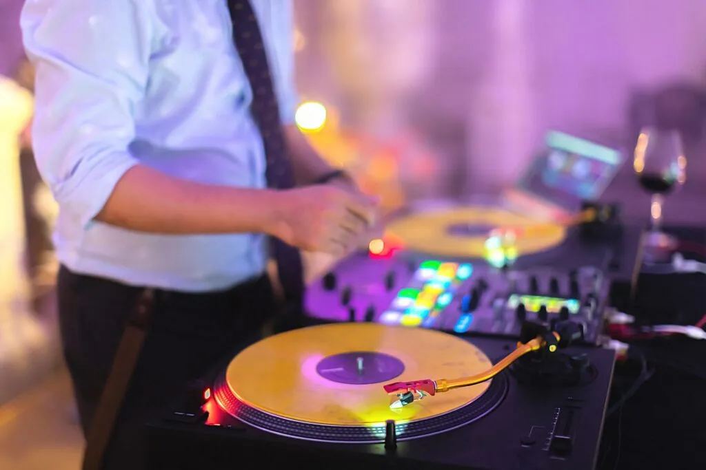 Zdjęcie Jakie pytania do DJ na wesele, aby uniknąć najczęstszych błędów?