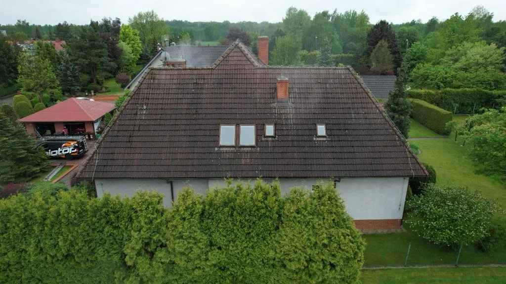 Zdjęcie Czym umyć dach przed malowaniem, aby uniknąć problemów z farbą?