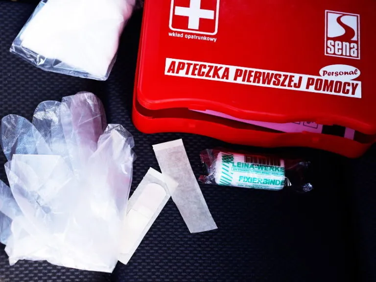 Zdjęcie Apteczka samochodowa czy obowiązkowa? Poznaj ważne przepisy i zalety