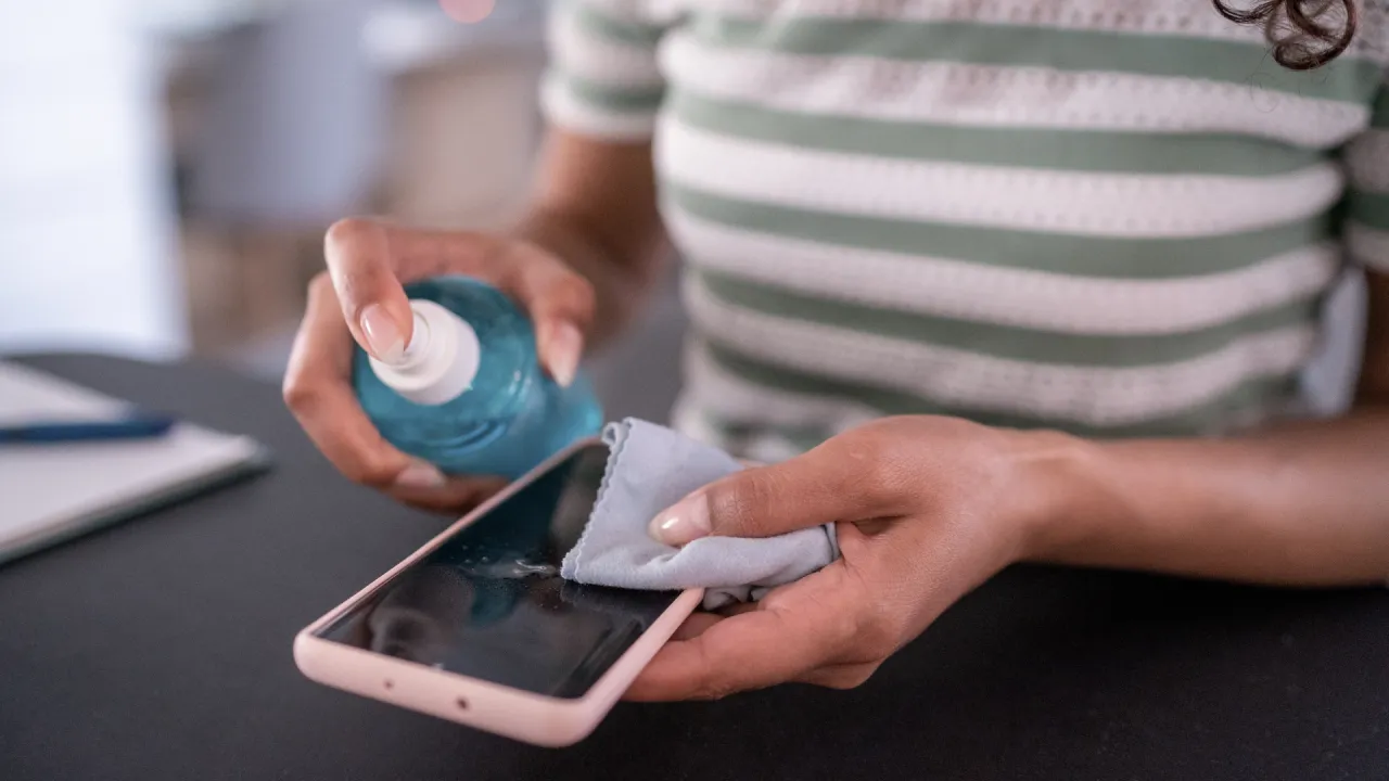 Zdjęcie Jak wyczyścić obiektyw telefonu? Szybki poradnik krok po kroku