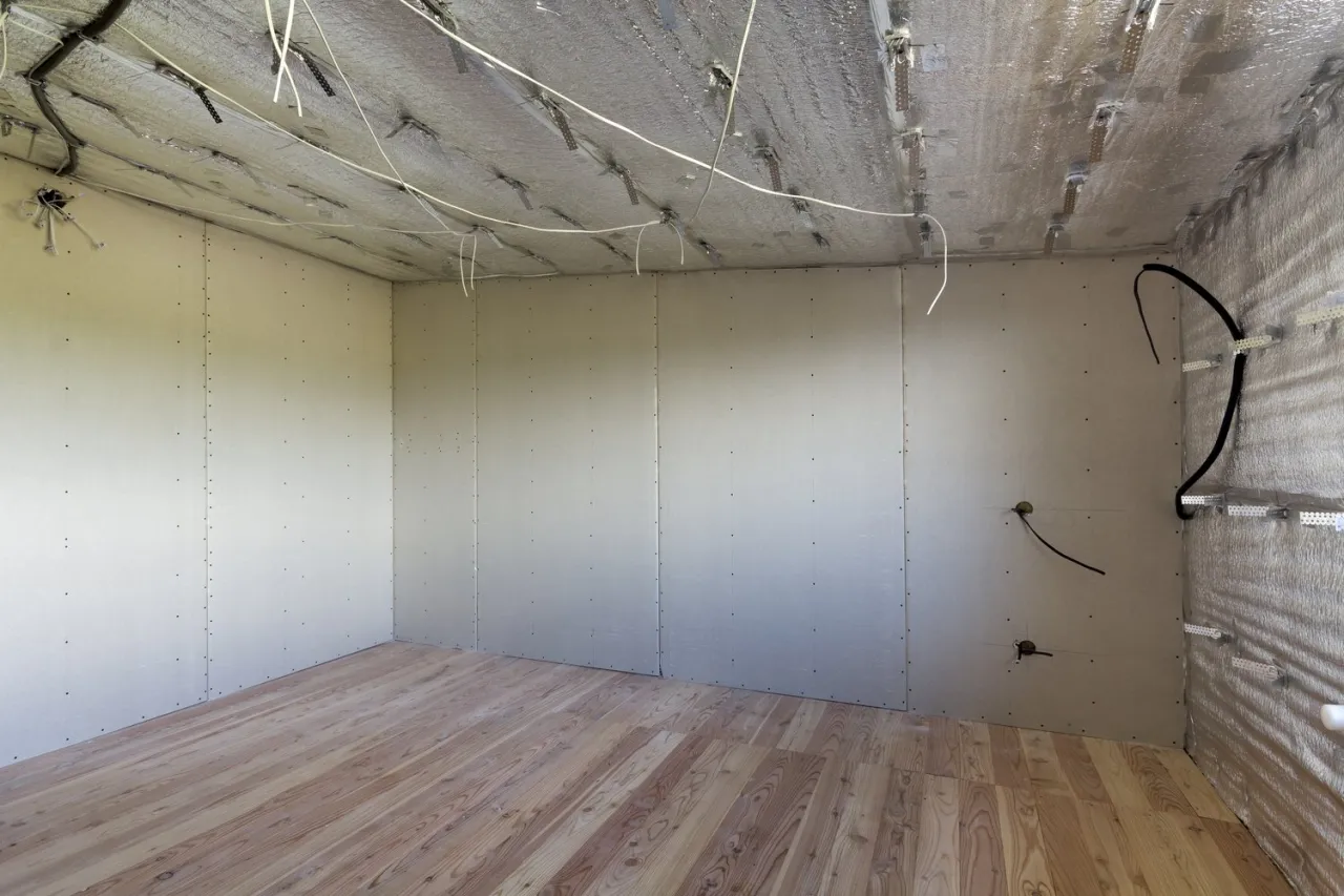 Zdjęcie Jak wyciszyć strop drewniany: skuteczne metody na hałas w domu