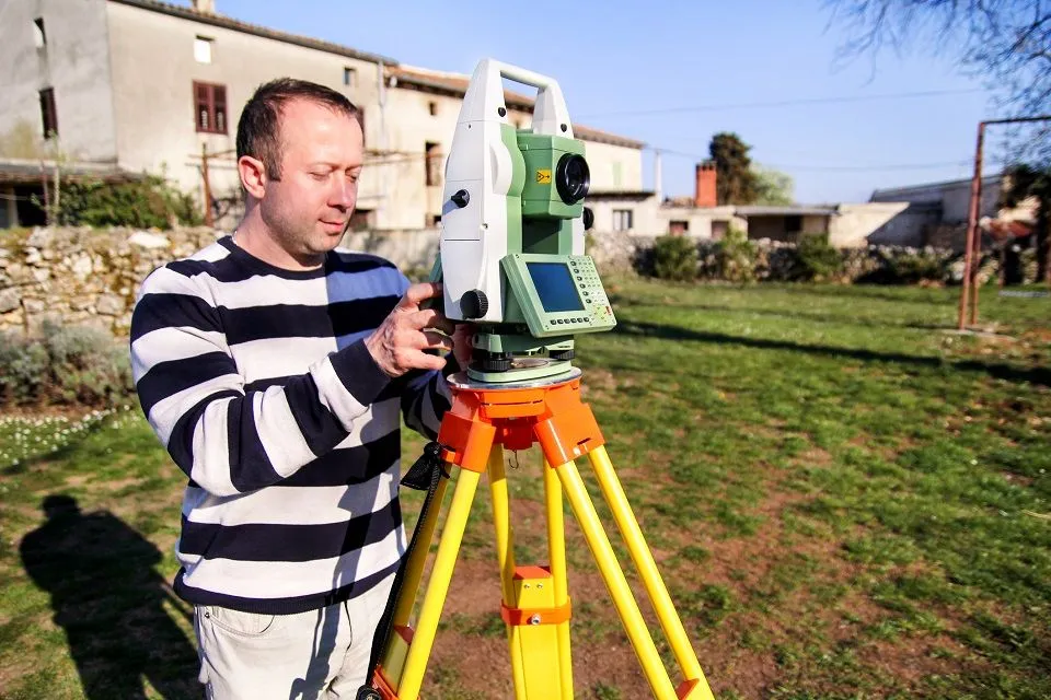 Zdjęcie Ile kosztuje wyznaczenie działki przez geodetę? Zobacz, co wpływa na cenę
