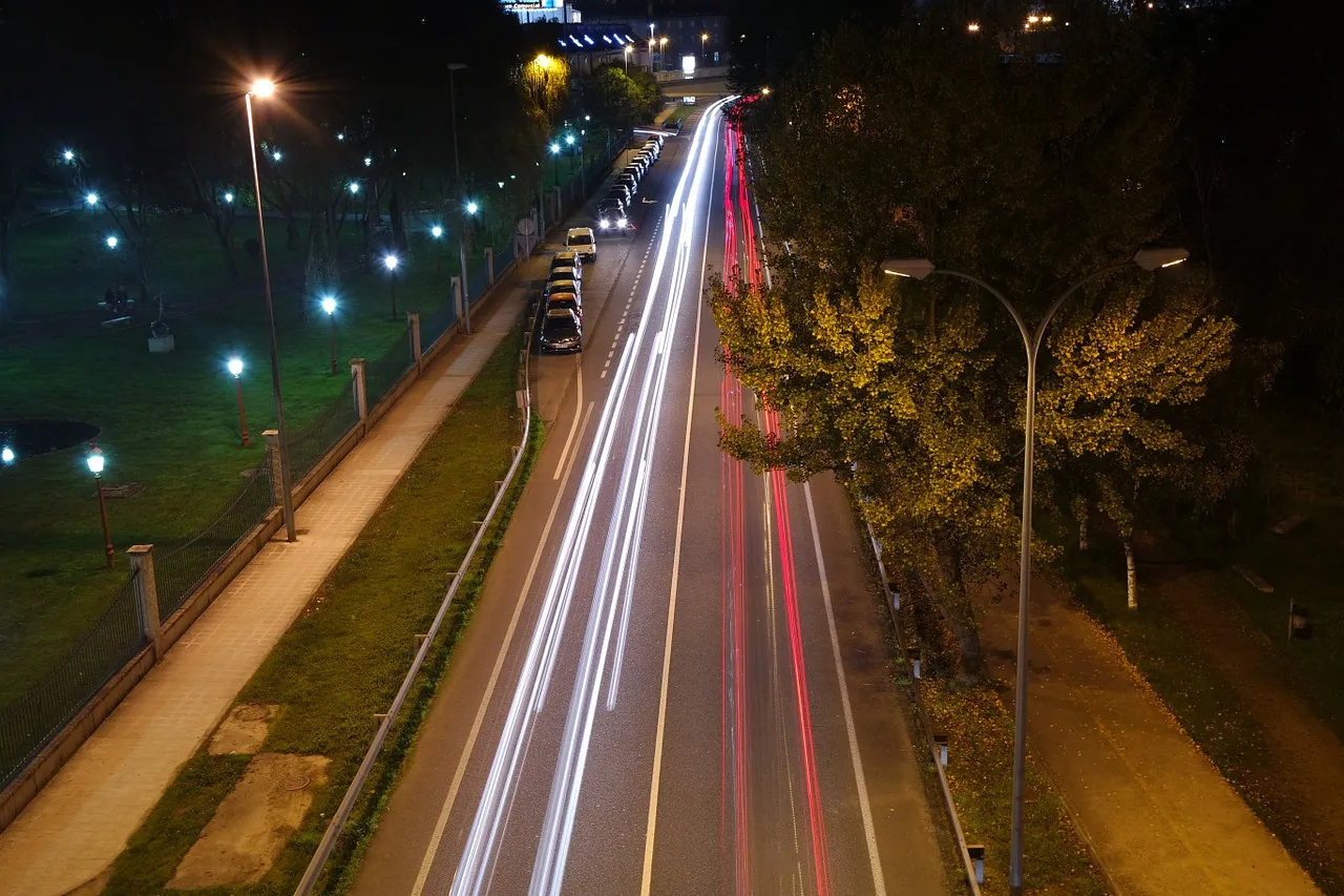 Zdjęcie Kto odpowiada za oświetlenie ulic? Sprawdź, jak zgłosić awarię