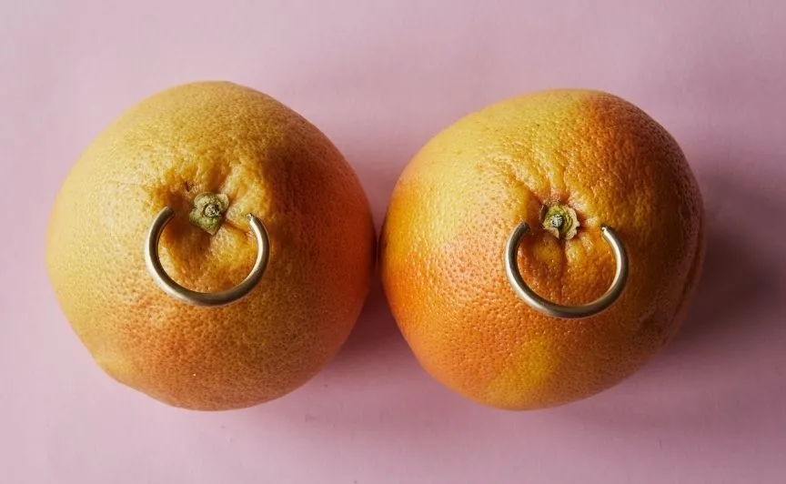 Zdjęcie Czy kolczyki w sutkach bolą? Sprawdź, co naprawdę czujesz podczas przekłucia