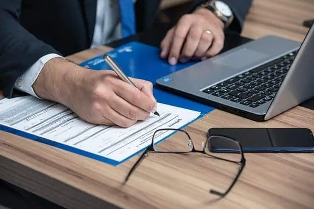 Zdjęcie Czy radca prawny to prawnik? Odkryj kluczowe różnice i fakty