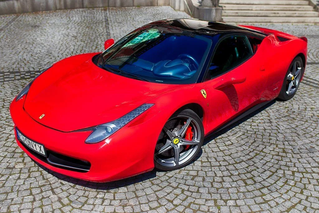 Zdjęcie Ile kosztuje auto Ferrari? Ceny nowych i używanych modeli w 2023