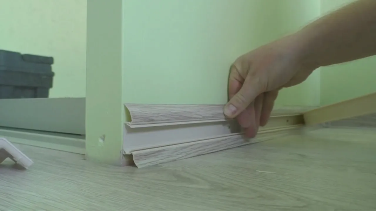 Zdjęcie Jak prawidłowo montować listwy przypodłogowe – uniknij błędów i zaoszczędź czas