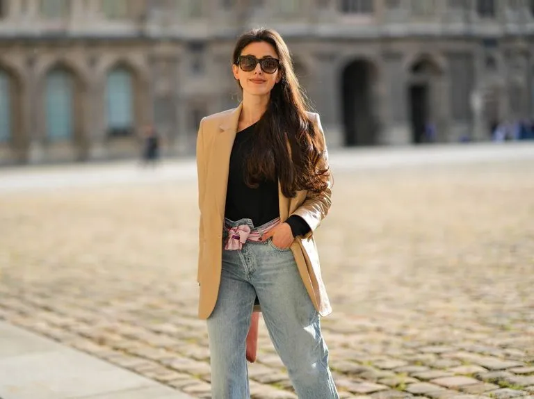 Zdjęcie Stylizacje mom fit: jak stworzyć modne i uniwersalne outfity