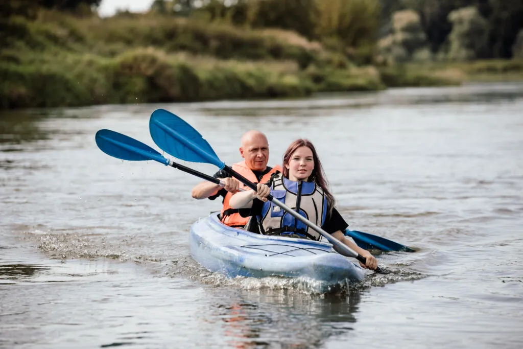 Zdjęcie Spływ kajakowy Odrą: Przewodnik po trasach, logistyce i bezpieczeństwie