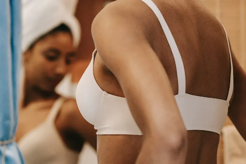 Zdjęcie Jak prać białe staniki, aby uniknąć zżółknięcia i uszkodzeń materiału