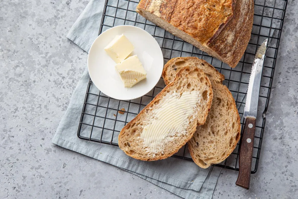 Zdjęcie Ile kcal ma kromka chleba z masłem? Poznaj dokładną liczbę