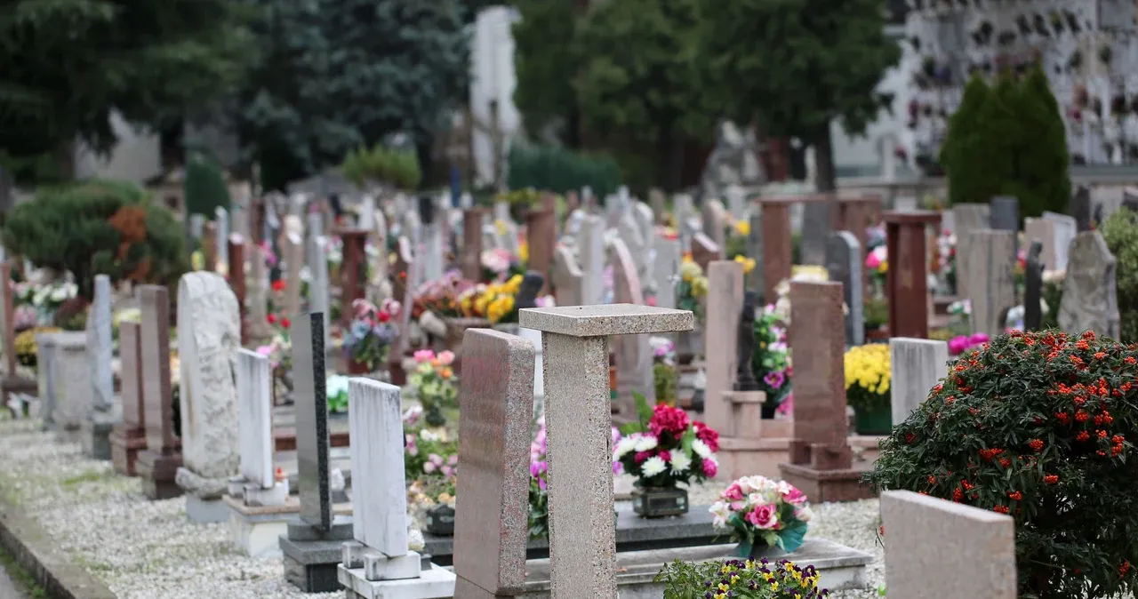 Zdjęcie Czy można przynosić rzeczy z cmentarza do domu? Etyka i przesądy