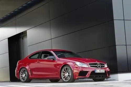 Zdjęcie Mercedes-Benz C 63 AMG – szczegółowe informacje, osiągi i porównania
