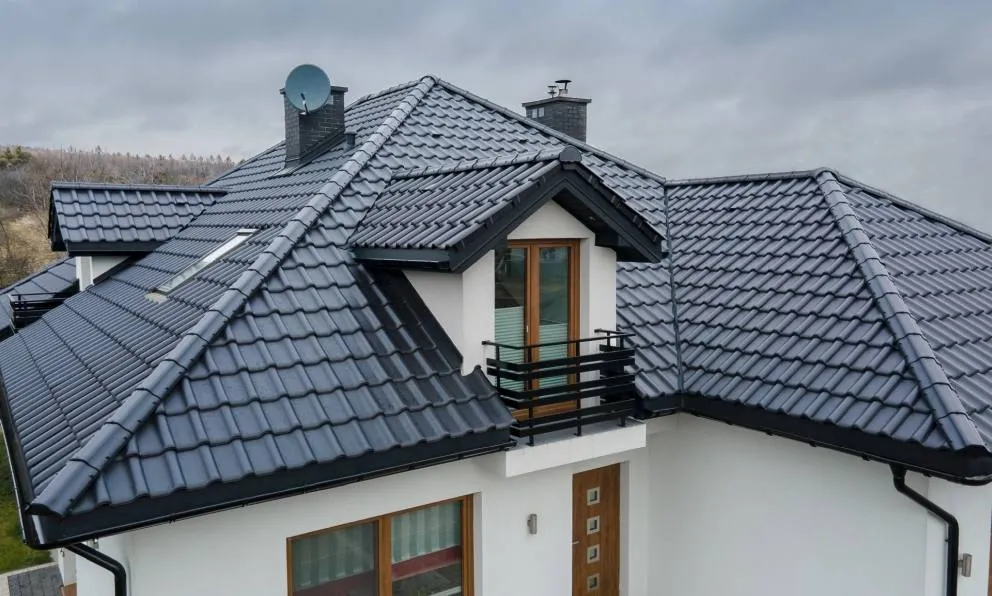 Zdjęcie Ile spinek na m² dachówki? Poznaj kluczowe zasady mocowania dachówek